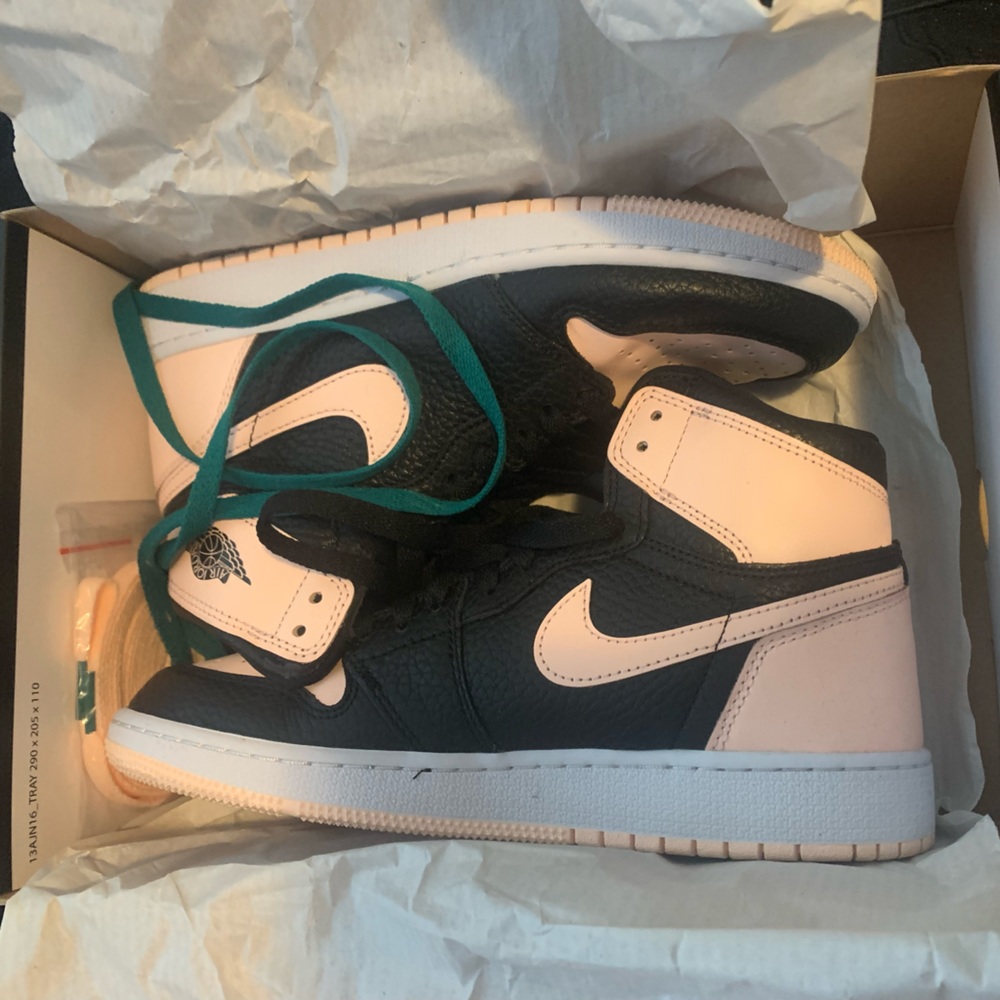 Nike Air Jordan Retro High OG GS crimson tint size 5y/6.5w